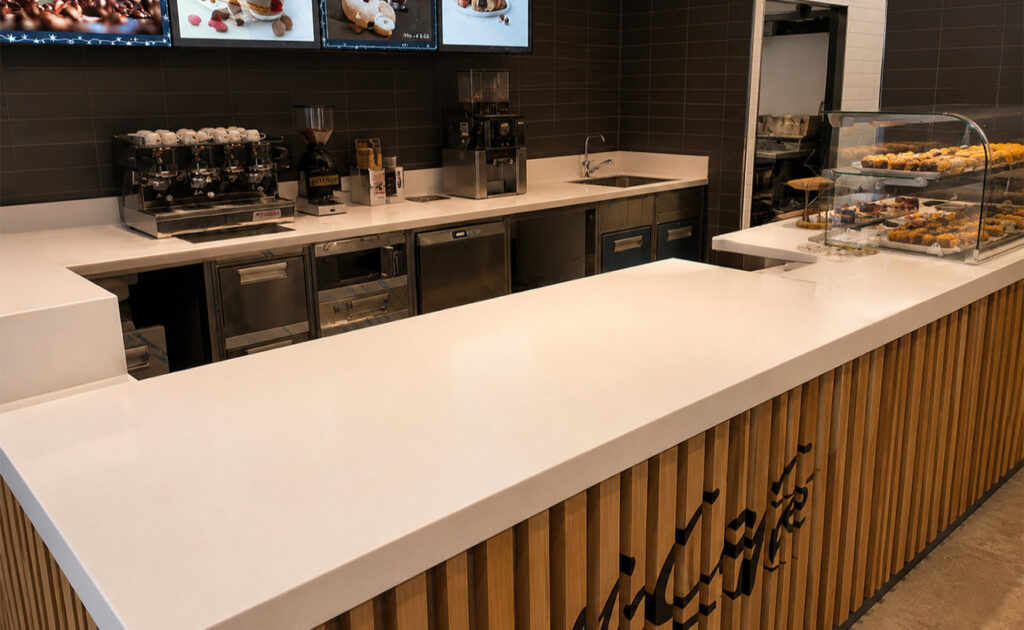 Treviso – Top Bancone Bar Mccafé Mcdonald&Amp;Apos;S In Corian Cameo White In Solid Surface Gp Design Vicenza.