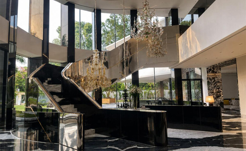 New Delhi – Parapetto In Betacryl Specchio E Porte Monumentali In Okume E Ottone In Solid Surface Gp Design Vicenza.